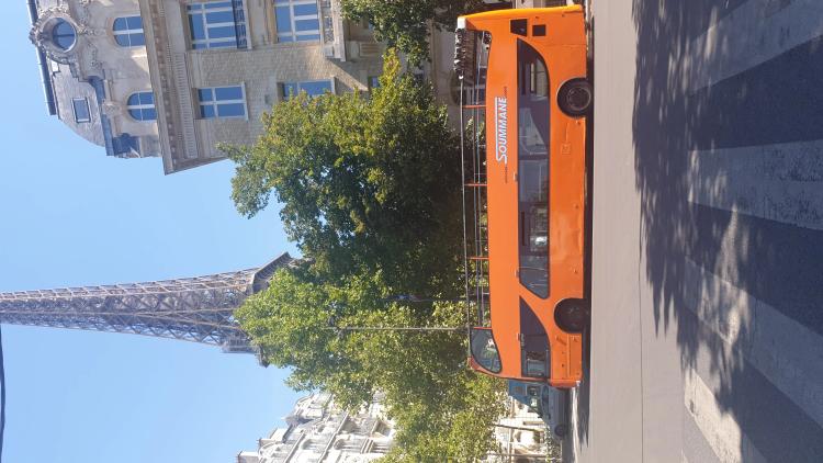 Vue du bus cabriolet au pied de la tour Eiffel - Autocars-soummane