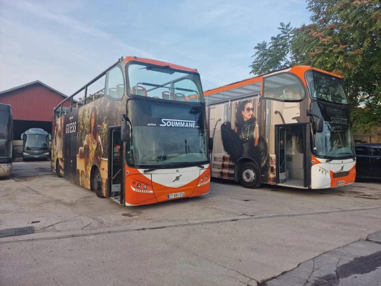 Vue du bus cabriolet GUESS de face - Autocars-soummane