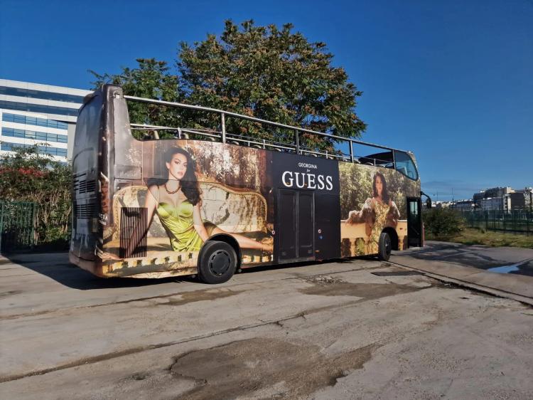 Vue du bus cabriolet GUESS - Autocars-soummane