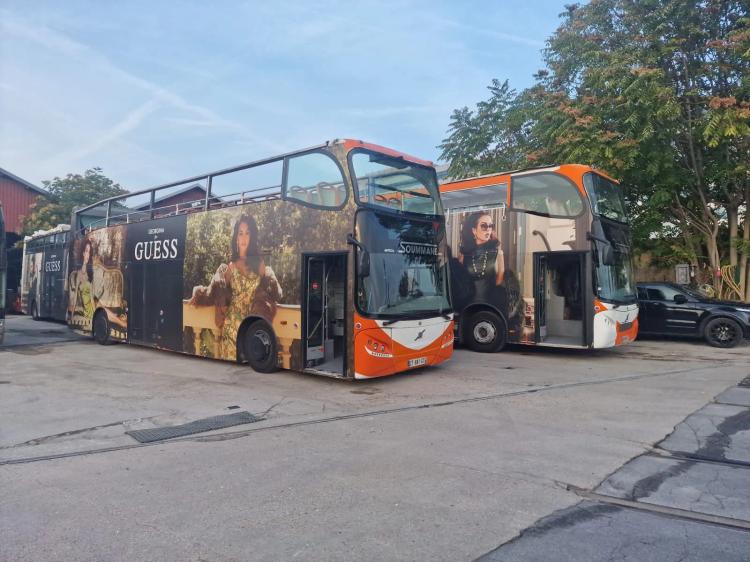 Vue des 2 bus cabriolet GUESS - Autocars-soummane