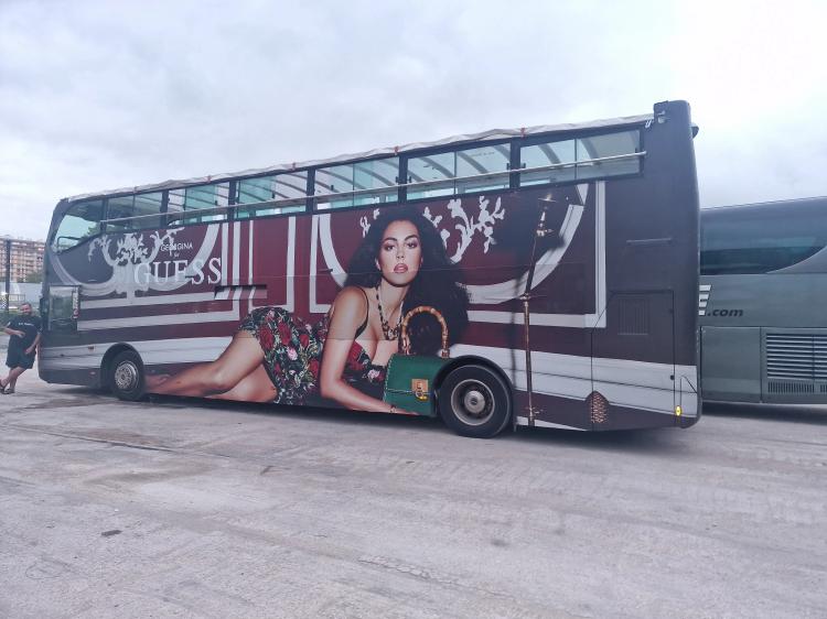 Vue du bus cabriolet GUESS - Autocars-soummane